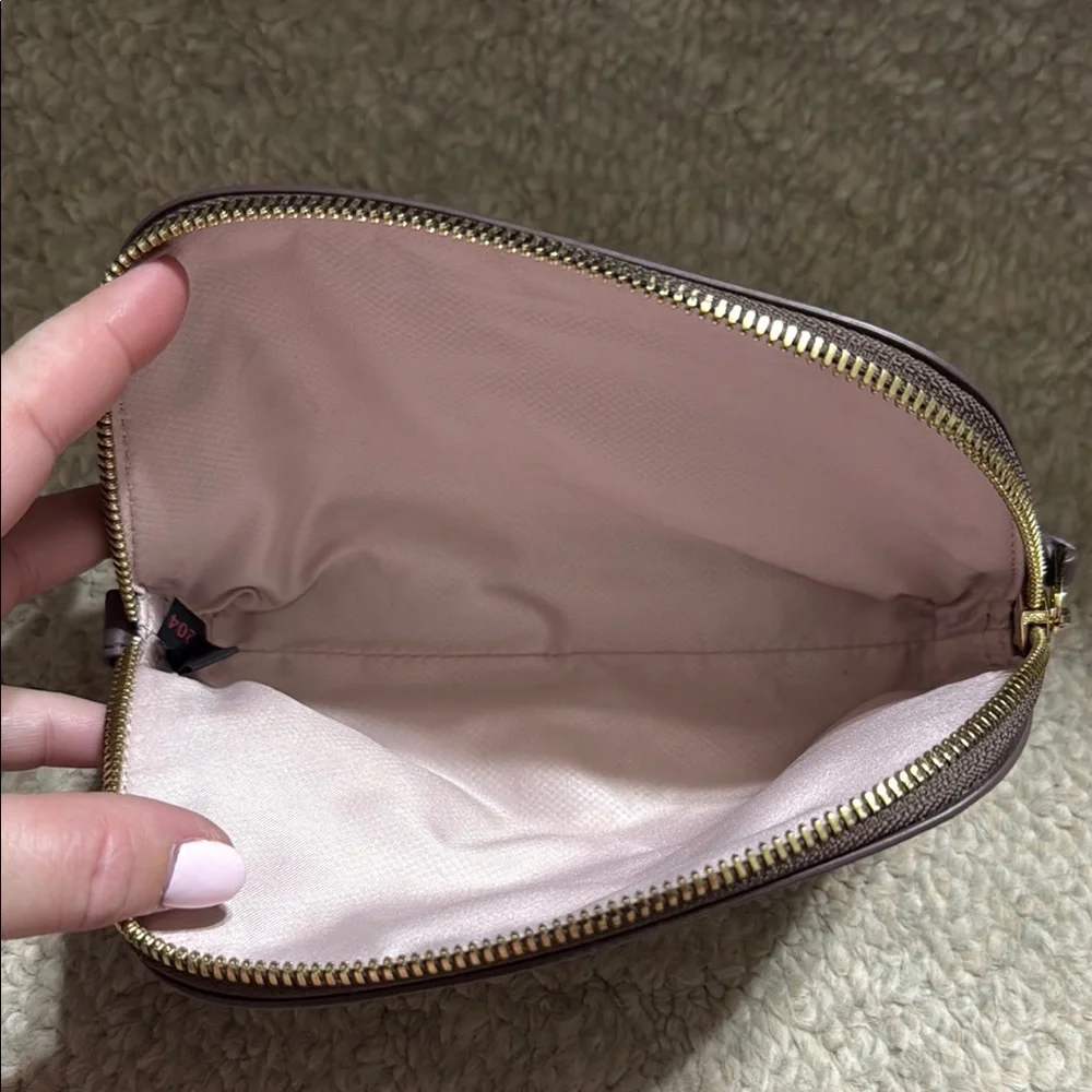 Tumi - Picture 2 of 3